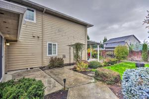 Κήπος έξω από το Chic Battle Ground Apartment about 18 Mi to Vancouver!