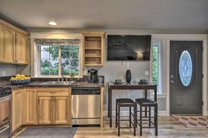 Η κουζίνα ή μικρή κουζίνα στο Chic Battle Ground Apartment about 18 Mi to Vancouver!