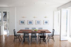 - une salle à manger avec une table et des chaises en bois dans l'établissement Villa The Spot, à Zaostrog