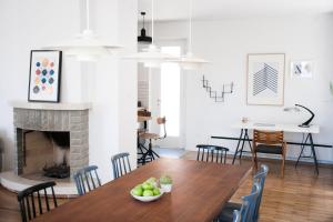 une salle à manger avec une table et une cheminée dans l'établissement Villa The Spot, à Zaostrog