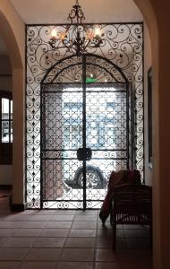 una puerta con una puerta con una valla de hierro forjado en Hotel Boutique Balcón de la Plaza en Salta