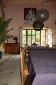 1 dormitorio con 1 cama grande con mesa y sillas en Le Domaine du Crescent, en Chezelles