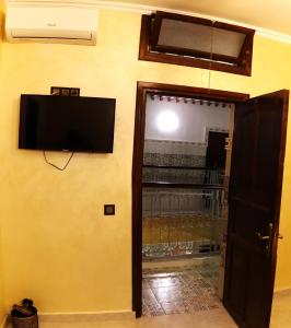 TV a/nebo společenská místnost v ubytování Riad Rayan's Guests