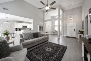 un soggiorno con un divano e un tavolo di Bright Open House Minutes To Downtown Cartersville a Cartersville