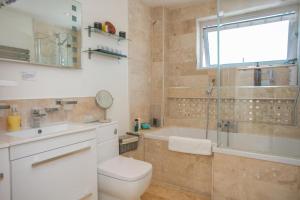 Salle de bains dans l'établissement Stunning 3 Bedroom House with Garden in Battersea