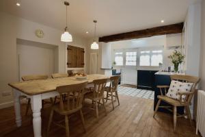 cocina y comedor con mesa de madera y sillas en Fellfoot Cottage in the Lake District, en Staveley