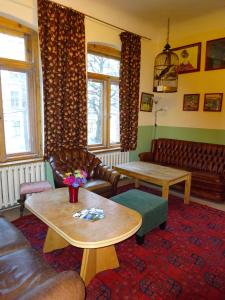 a living room filled with furniture and a table at Hummel Hostel - Historische Stadtvilla mit Garten in Weimar