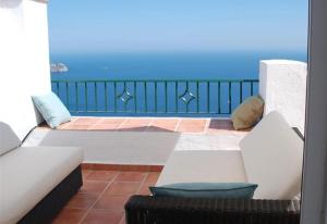 Posedenie v ubytovaní Stunning sea views pool garden