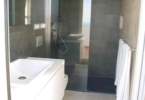 Kúpeľňa v ubytovaní Stunning sea views pool garden + 32 fotografií