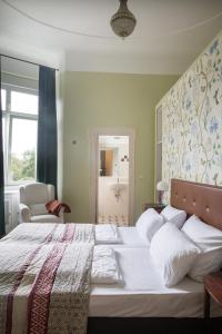 Postel nebo postele na pokoji v ubytování Hotel Art Nouveau am Kurfürstendamm + 37 fotografií