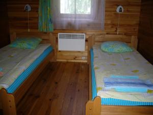 Un pat sau paturi într-o cameră la Ezerzemes