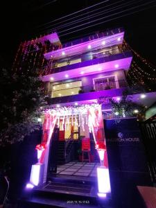 un edificio con luces de Navidad delante de él en Hotel Kingston House, en Lucknow