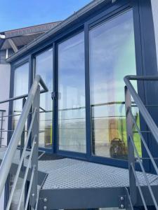 Jambes的住宿－Studio AG，船上的阳台设有玻璃门和楼梯