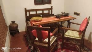 坦贾武尔TANJORE INN的餐桌、两把椅子和电话
