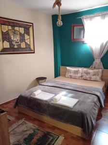- une chambre avec un lit et 2 serviettes dans l'établissement Elegant apartment, à Thessalonique