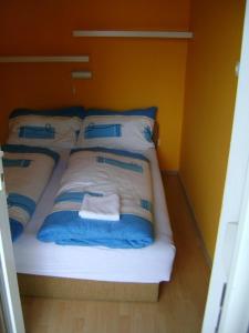 Posteľ alebo postele v izbe v ubytovaní Trixy wellness apartman Siófok