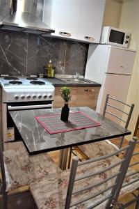une cuisine avec une table et une plante. dans l'établissement Elegant apartment, à Thessalonique