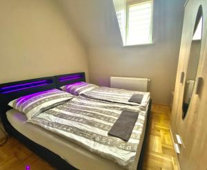 Posteľ alebo postele v izbe v ubytovaní Vanessa apartman Siófok