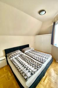 Posteľ alebo postele v izbe v ubytovaní Vanessa apartman Siófok
