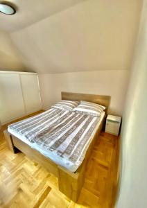 Posteľ alebo postele v izbe v ubytovaní Vanessa apartman Siófok