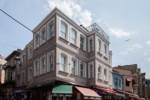 - un grand bâtiment dans une rue de la ville dans l'établissement Loka Suites, à Istanbul