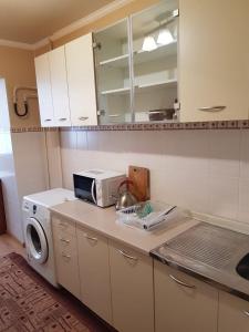 Η κουζίνα ή μικρή κουζίνα στο Аккуратненькая квартира для гостей города