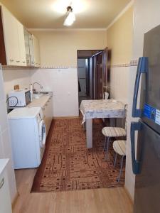 Η κουζίνα ή μικρή κουζίνα στο Аккуратненькая квартира для гостей города
