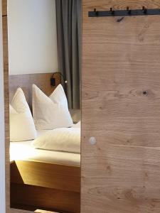 マトライ・イン・オストティロルにあるGästehaus Zedlacherhofのベッドルーム1室(白いシーツと鏡付きのベッド1台付)