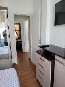 1 dormitorio con cama, tocador y espejo en Apartamento Reformado no coraçao do Leblon!, en Río de Janeiro
