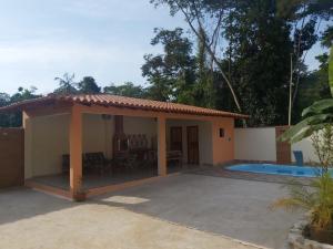 Kolam renang di atau di dekat Casa Aconchegante a 20 Minutos do Centro de Paraty