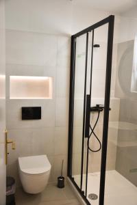 y baño con aseo y ducha. en Comfy Central Apartment, en Ioannina