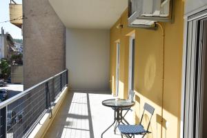 - Balcón con mesa y sillas en un edificio en Comfy Central Apartment, en Ioannina