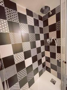 baño con una pared de azulejos en blanco y negro en CityLife Rome, en Roma