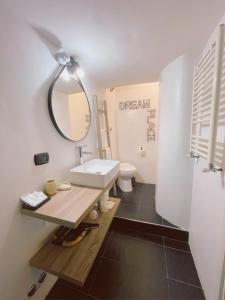 La salle de bains est pourvue d'un lavabo et d'un miroir. dans l'établissement CityLife Rome, à Rome
