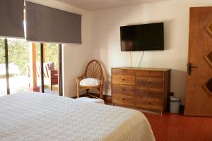 TV i/ili multimedijalni sistem u objektu Hostal Aldea Colchagua Experience