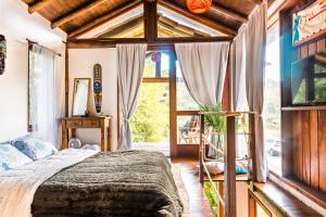 Uma cama ou camas num quarto em Casa super charmosa na Praia do Rosa.