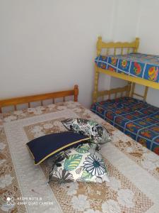 Apartamento da vovó في باليريو كامبوريو: سريرين توأم في غرفة مع