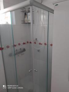 Apartamento da vovó في باليريو كامبوريو: دش مع أبواب زجاجية في الحمام