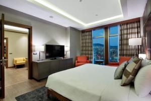 Телевизор и/или развлекательный центр в Movenpick Hotel Malatya