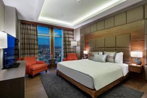 Кровать или кровати в номере Movenpick Hotel Malatya