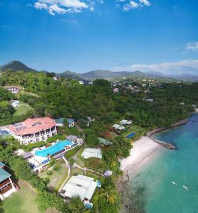 una vista aérea de un complejo y una playa en Calabash Cove Resort and Spa - Adults Only, en Gros Islet