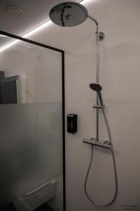 La salle de bains est pourvue d'une douche avec un pommeau de douche. dans l'établissement Vakantiewoning Xalot, à Tongres