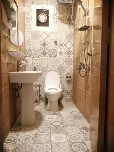 un baño con inodoro y lavabo en Nuzul Altoot Apartments نزل التوت, en Riad 34 fotos más
