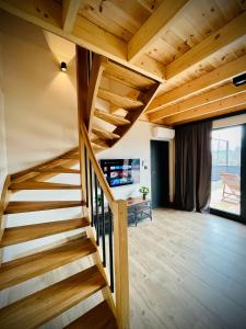 uma escada numa casa com tectos em madeira em Osada Źródlana em Kowary