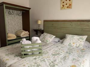 Puerto de BéjarにあるCasa Camino Realのベッドルーム(大型ベッド1台、鏡付)