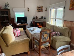 sala de estar con 2 sillas y chimenea en Casa Camino Real, en Puerto de Béjar