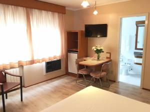 Kuchyňa alebo kuchynka v ubytovaní Cosmos Hotel