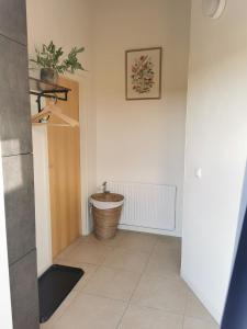 - un couloir avec une salle de bains pourvue d'un lavabo dans l'établissement ’t Appelke - Hof van Libeek in het heuvelland, à Sint Geertruid