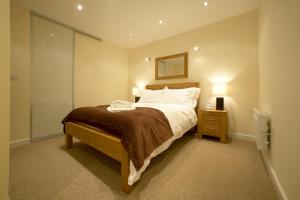 A bed or beds in a room at The Paramount Apartments By Flying Butler 