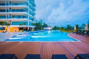 uma piscina em frente a um edifício em Sonesta Hotel Cartagena em Cartagena das Índias